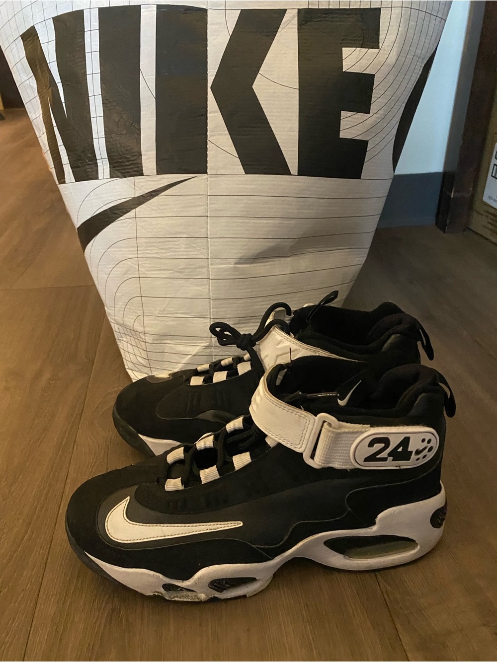Nike Air Max Uptempo black trainers swoosh. Size US 7 Women’s 8.5